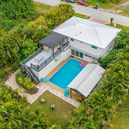 Villa Luxury Tropical Oasis-4 Bedrm Private Pool Retreat